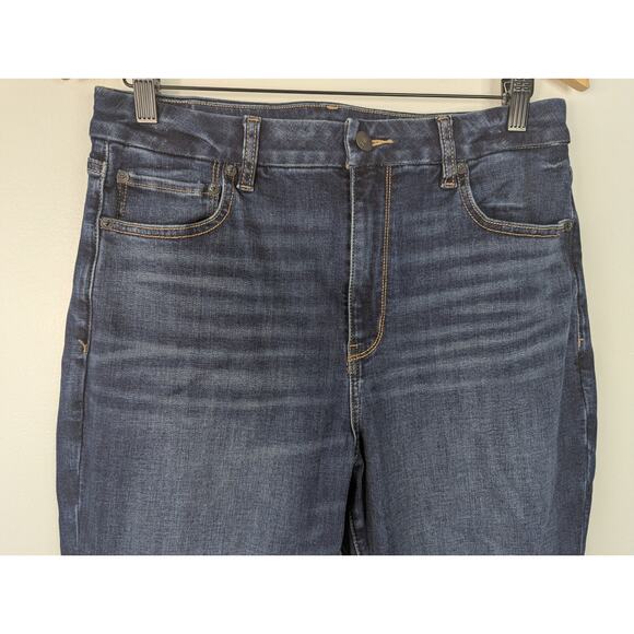 American Eagle Curvy Super High Rise Flare Jean in Classic Medium - Picture 4 of 8